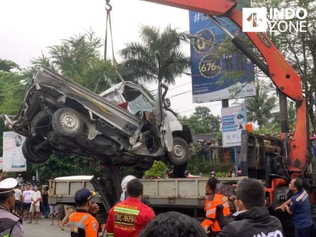 Salah satu mobil yang hancur akibat kecelakaan maut di Balikpapan. (Tim IDZ Creators)