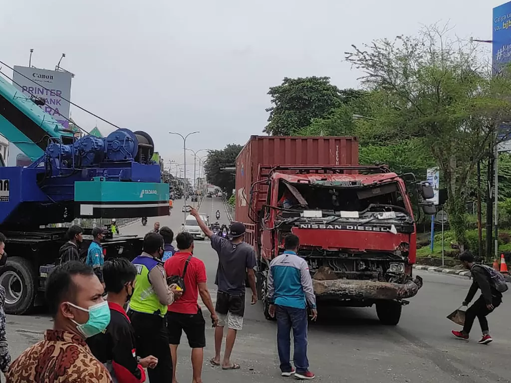 Petugas mengevakuasi truk tronton bernomor plat KT 8534 AJ setelah mengalami kecelakaan di Turunan Rapak, Jalan Soekarno-Hatta, Balikpapan, Jumat (21/1/2022). (ANTARA/HO/Novi A/pras)