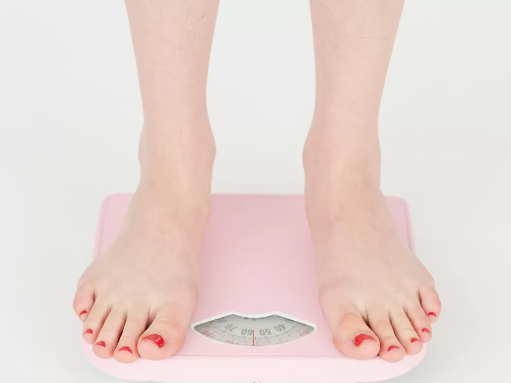 Ilustrasi menghitung berat badan ideal (pexels/@shvets-production)