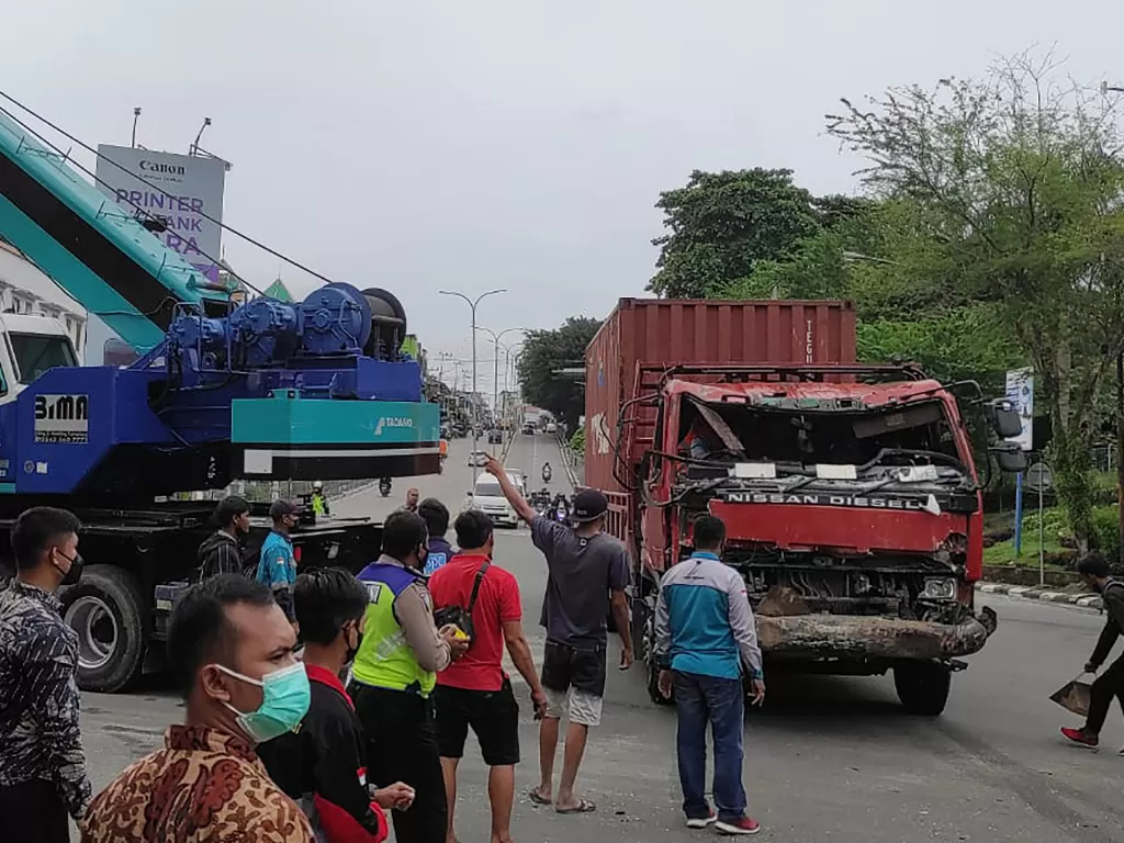 Petugas mengevakuasi truk tronton bernomor plat KT 8534 AJ setelah mengalami kecelakaan di Turunan Rapak, Jalan Soekarno-Hatta, Balikpapan. (ANTARA/Novi A pras)