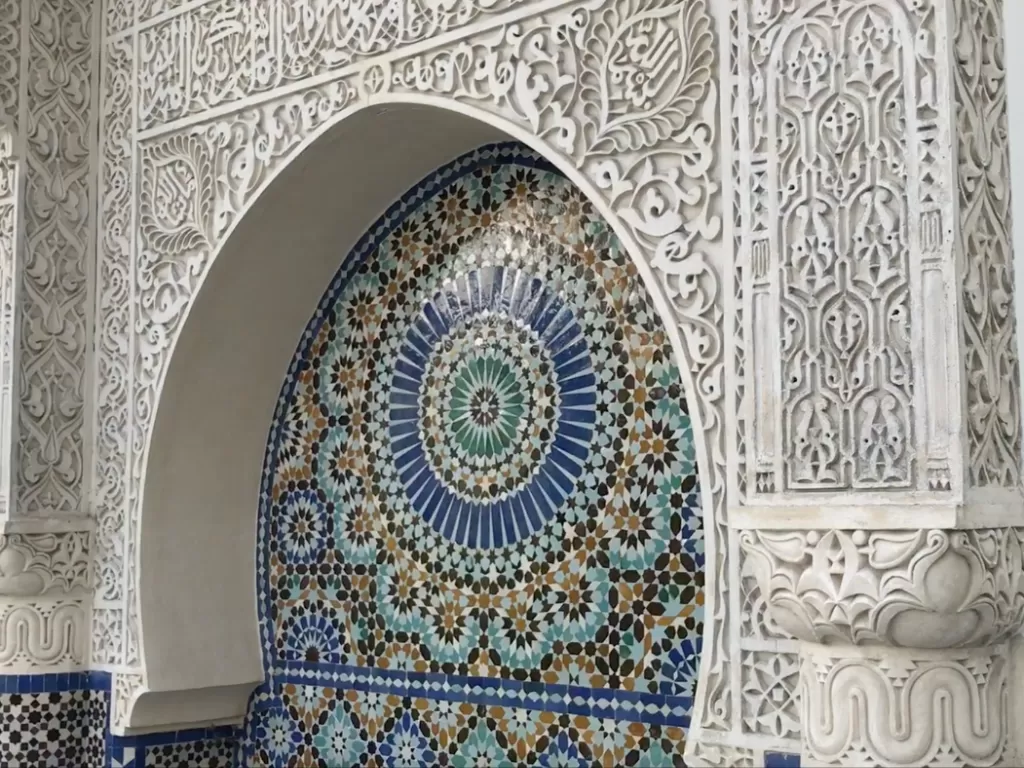 Ornamen mosaik mendominasi Masjid Agung Paris (Fabiola Lawalata/IDZ Creators)
