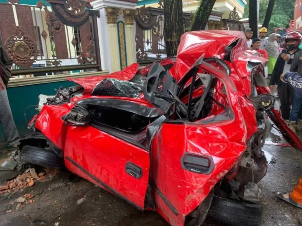 Salah satu mobil ringsek akibat kecelakaan maut di Balikpapan. (Tim IDZ Creators)