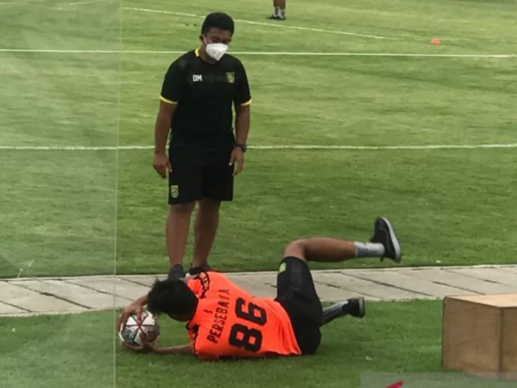 Kiper Persebaya Satria Tama berlatih di tepi lapangan sebagai upaya pemulihan akibat cedera yang dideritanya sejak awal musim. (ANTARA/Fiqih Arfani) (Antara)
