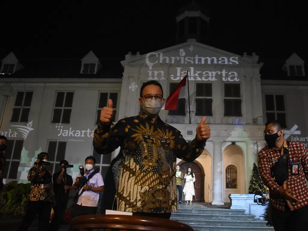 Gubernur DKI Jakarta Anies Baswedan (tengah) menghadiri perayaan Natal 