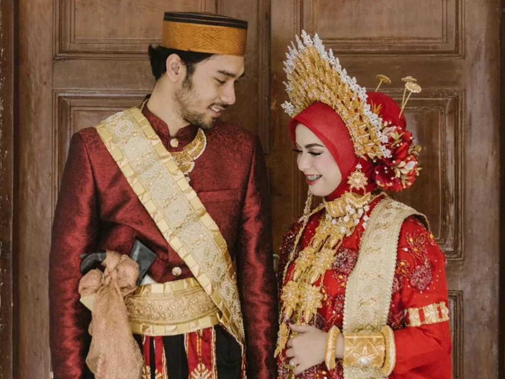 Pernikahan Achmad Megantara dan Asri Faradila. (Instagram/maximuspictures)