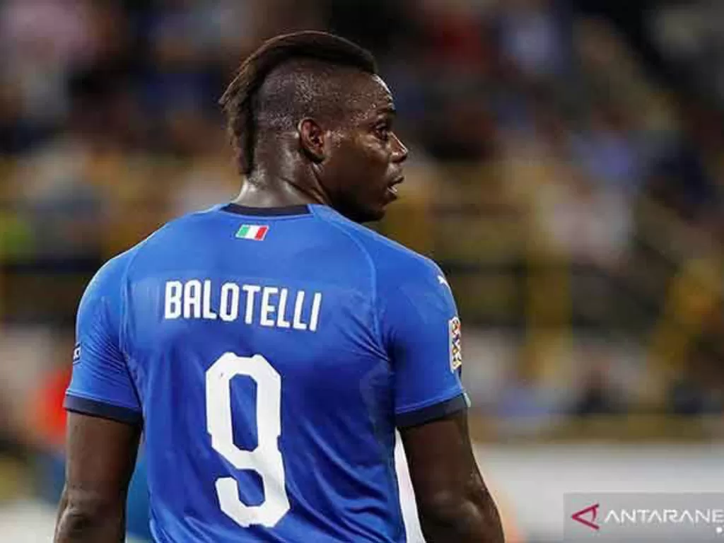 Pesepak bola asal Italia Mario Bolatelli. (REUTERS/Stefano Rellandini)