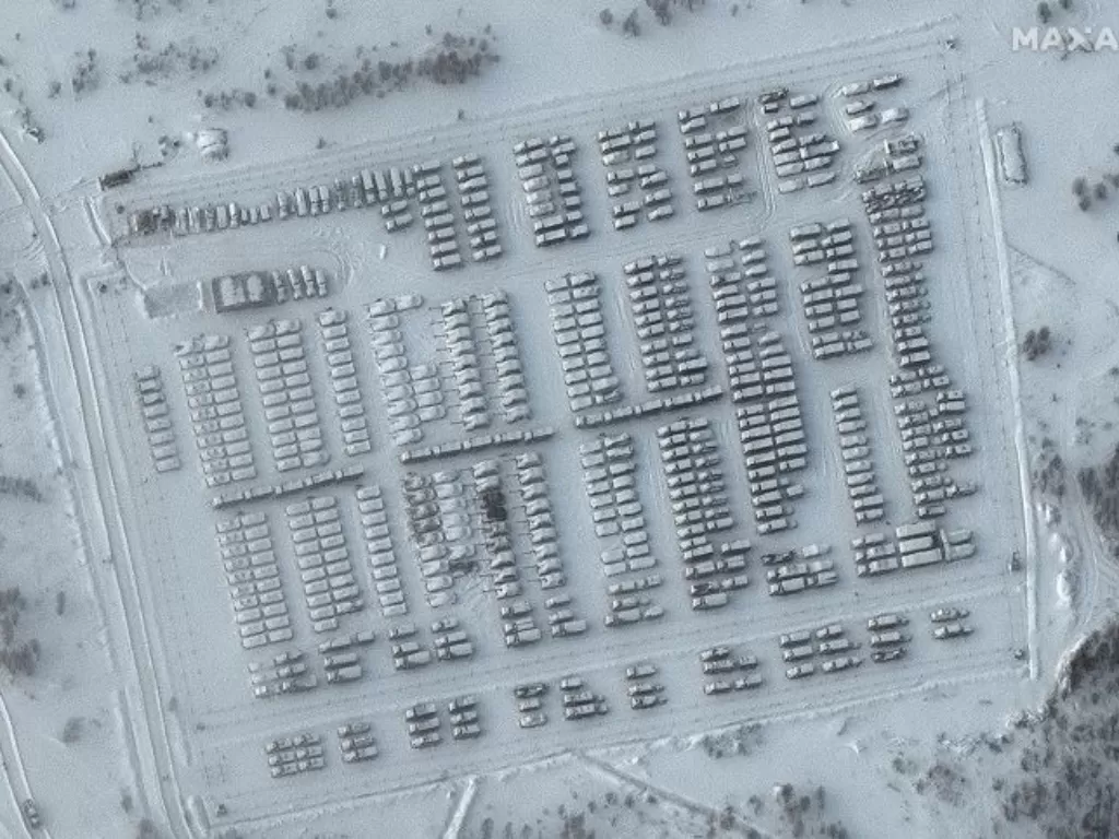 Gambar satelit menunjukkan pasukan dan kendaraan tempur Rusia. (Maxar via REUTERS)