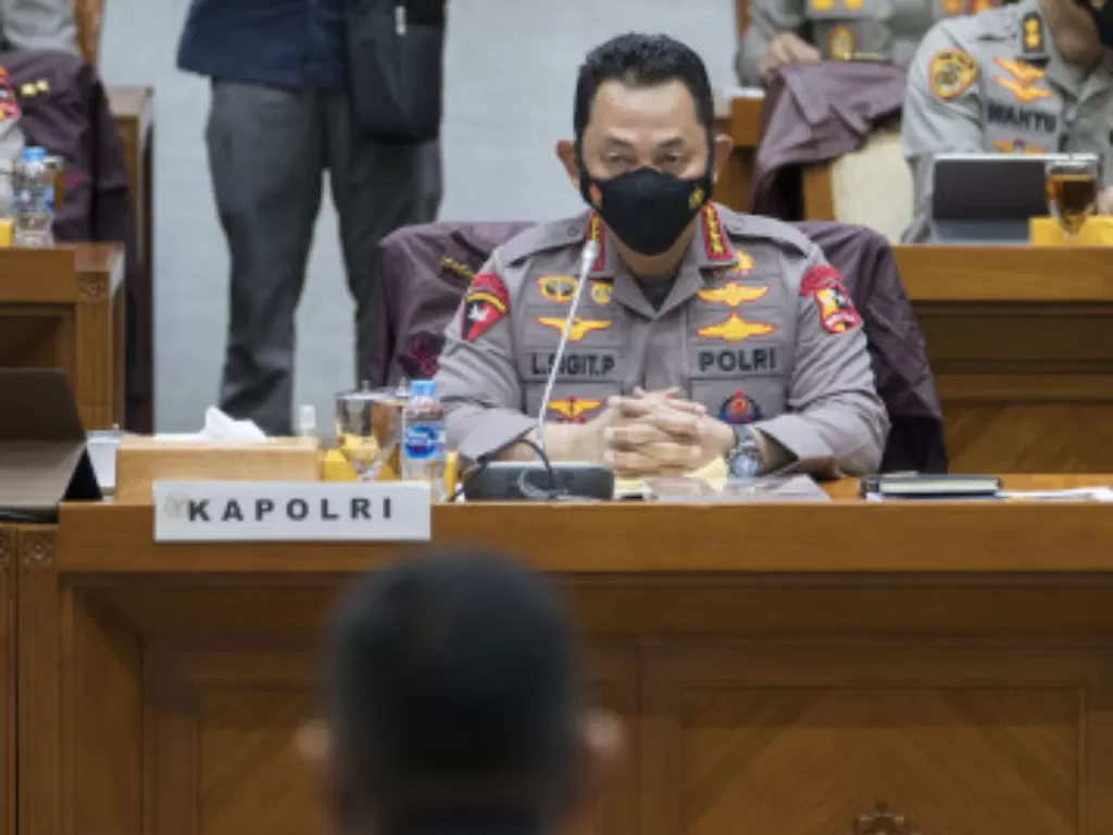Kapolri Jenderal Pol Listyo Sigit Prabowo mengikuti rapat kerja bersama Komisi III DPR di kompleks Parlemen, Jakarta, Senin (24/1/2022). Rapat membahas evaluasi kinerja dan capaian Polri sepanjang 2021 dan rencana program kerja pada 2022. (ANTARA FOTO/Adi