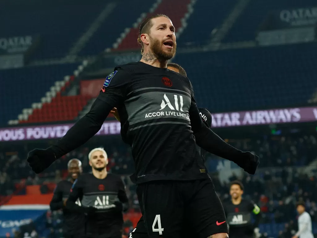 Sergio Ramos melakukan selebrasi usai cetak gol perdana untuk PSG ke gawang Reims, Senin (24/1/2022) dini hari WIB. (REUTERS/Gonzalo Fuentes)