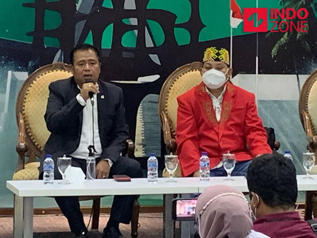 Anggota DPR RI Fraksi PDI Perjuangan (PDIP) dapil Kalimantan Barat, Lasarus (Kiri). (INDOZONE/Harits Tryan)