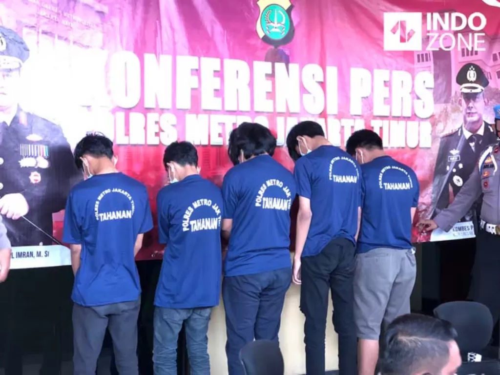 Konferensi pers kasus pengeroyokan pemobil lansia hingga tewas di Mapolres Metro Jakarta Timur. (INDOZONE/Samsudhuha Wildansyah).