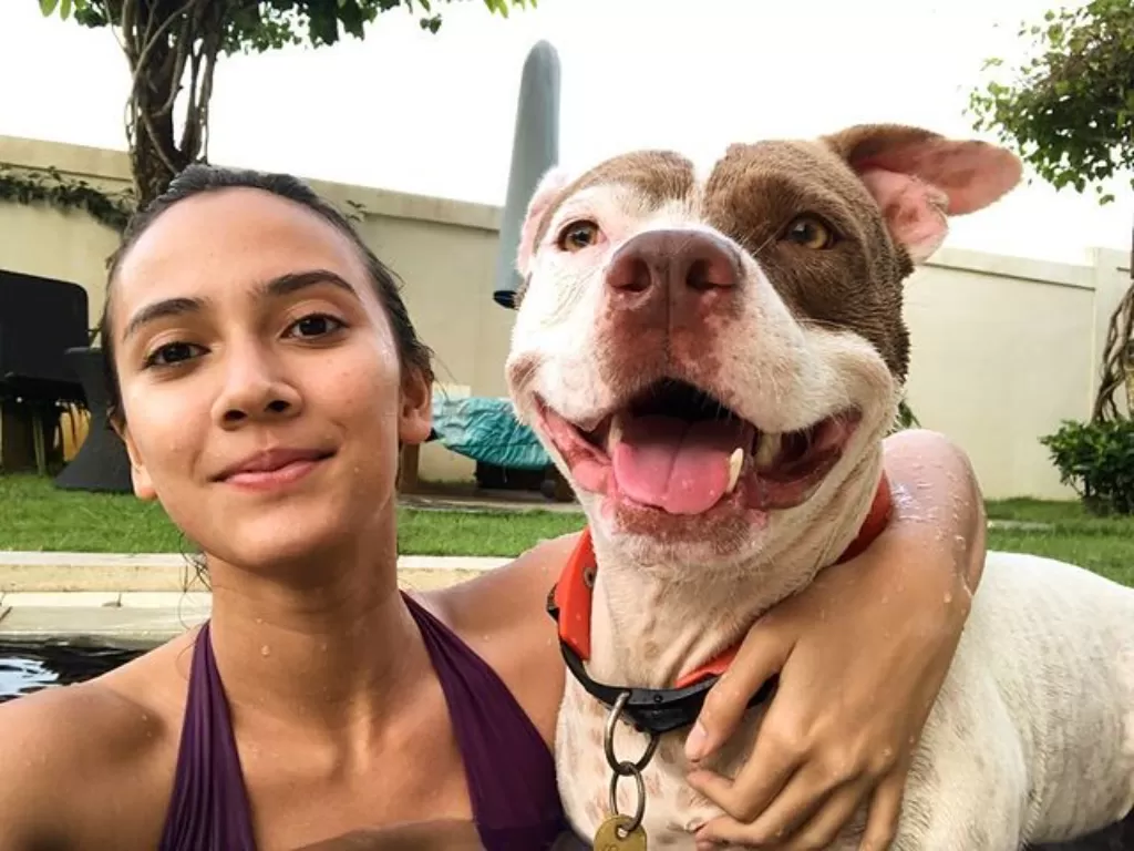 Nadine Alexandra berfoto bersama anjingnya pada Januari 2018. (Instagram @nadinealexandradewi)