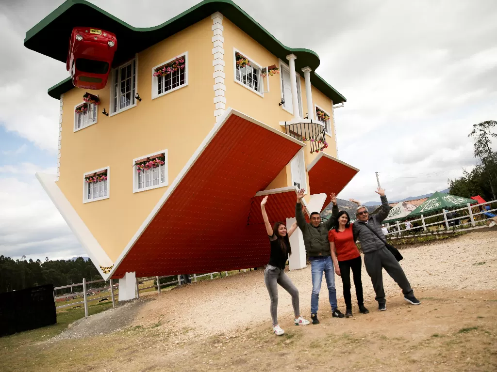 Rumah terbalik di Kolombia. (REUTERS/Luisa Gonzalez)
