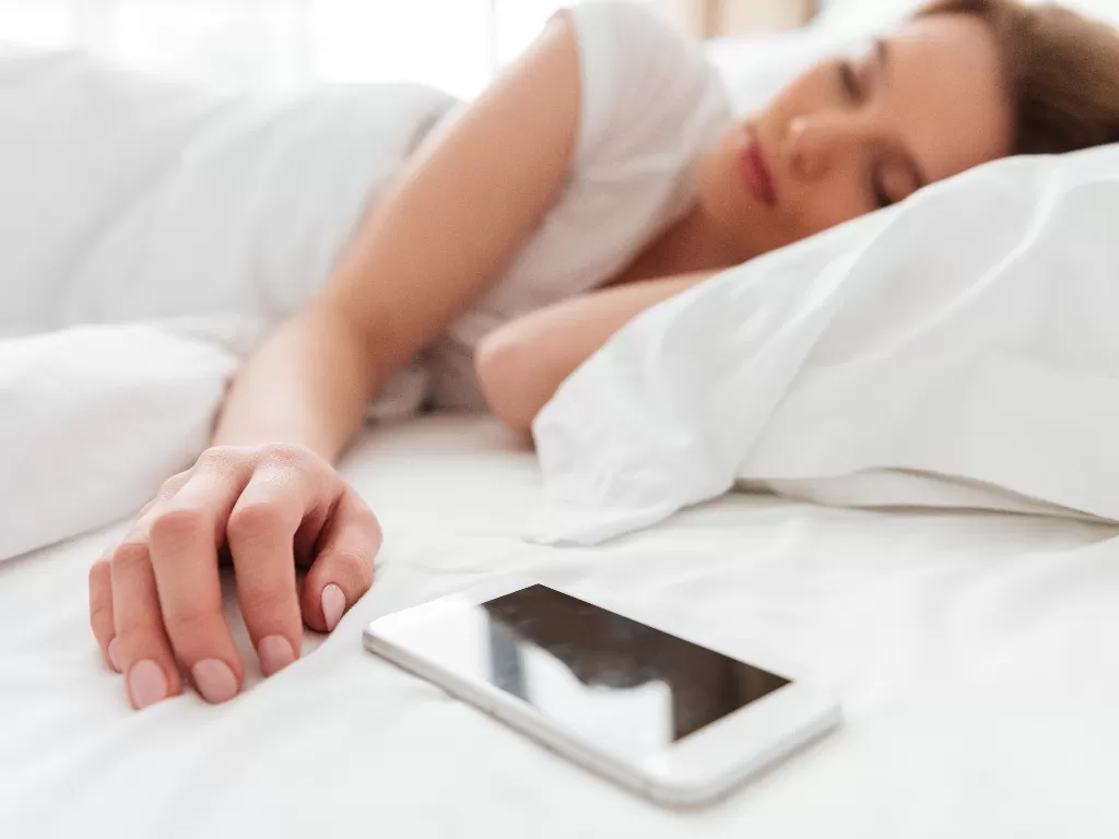 Kebiasaan tidur dekat handphone. (Freepik)