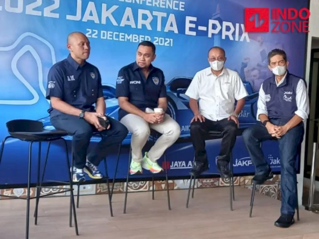 Ketua Pelaksana Formula E Jakarta 2022 Ahmad Sahroni (kedua kiri), Direktur Utama PT Jakarta Propertindo (Perseroda) Widi Amanasto (kedua kanan), Direktur Utama Pembangunan Jaya Ancol Teuku Sahir Syahali (kanan), Regulator Ikatan Motor Indonesia (IMI) Ana