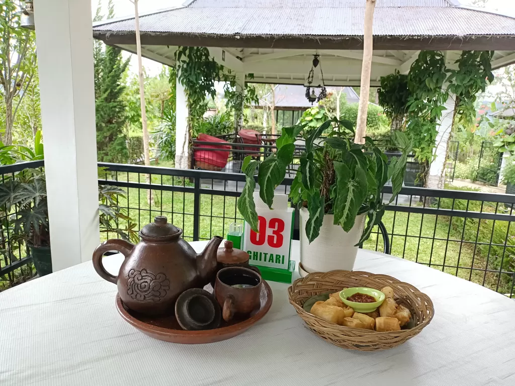 Pasangan seras, kopi Toraja hangat dan camilan gurih (Krisnawati Ranteallo/IDZ Creators)