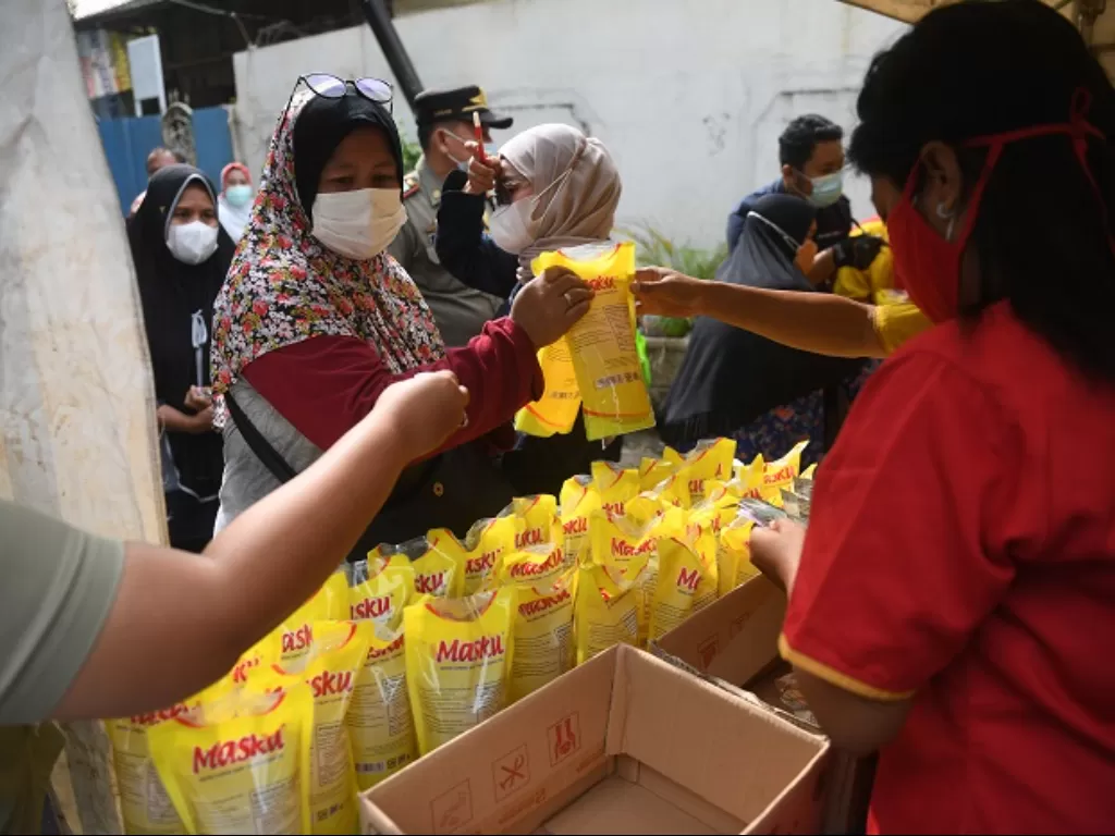 Warga membeli minyak goreng dengan harga murah saat operasi pasar di Johar Baru, Jakarta. (ANTARA FOTO/Akbar Nugroho Gumay)