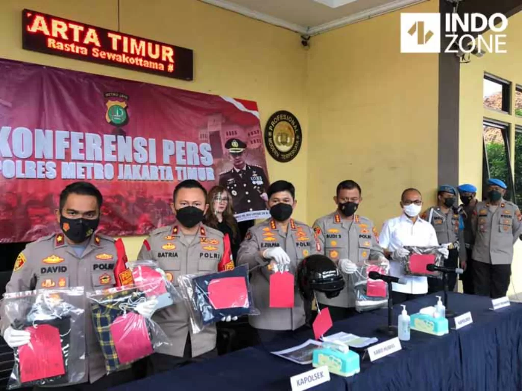 Konferensi pers kasus pengeroyokan pemobil lansia hingga tewas di Mapolres Metro Jakarta Timur. (INDOZONE/Samsudhuha Wildansyah).