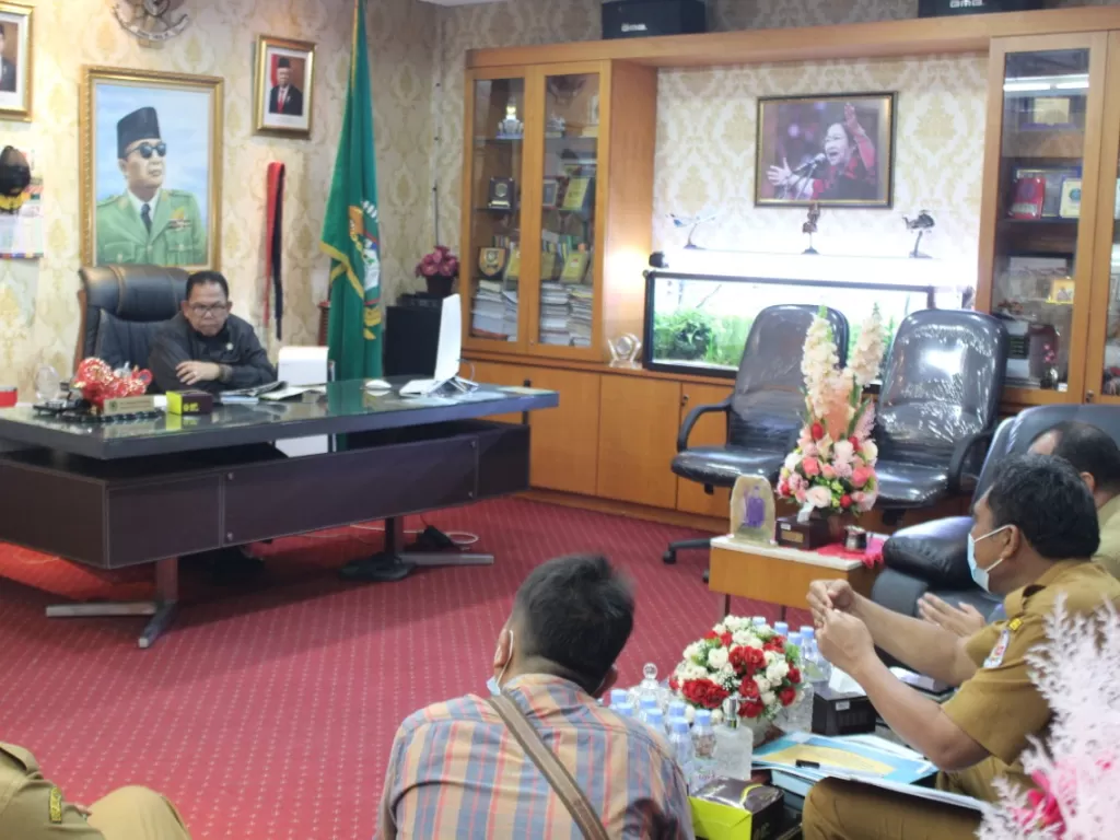 Ketua DPRD Sumut, Baskami Ginting tatkala menerima kunjungan Kepala Dinas (Kadis) Bina Marga Bina Konstruksi (BMBK) Deli Serdang, Kepala Dinas PUPR Deli Serdang di ruang kerjanya. (Warta DPRD Sumut/Istimewa).