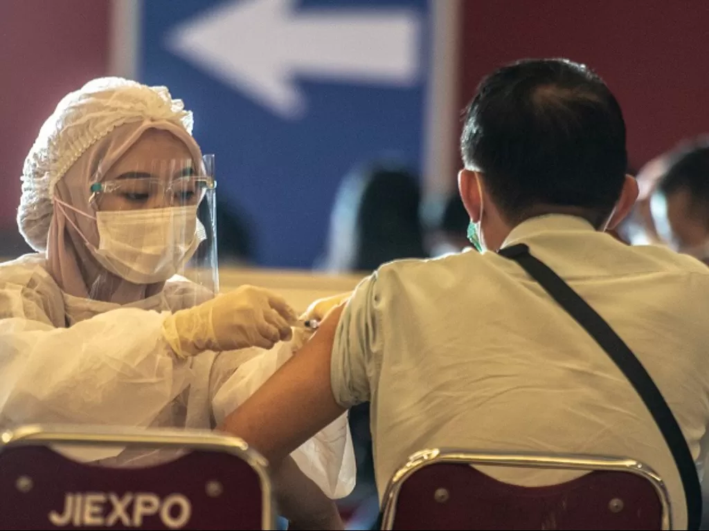 Petugas kesehatan menyuntikkan vaksin dosis ketiga atau booster COVID-19 kepada warga di Jiexpo Kemayoran, Jakarta. (ANTARA FOTO/Muhammad Adimaja)