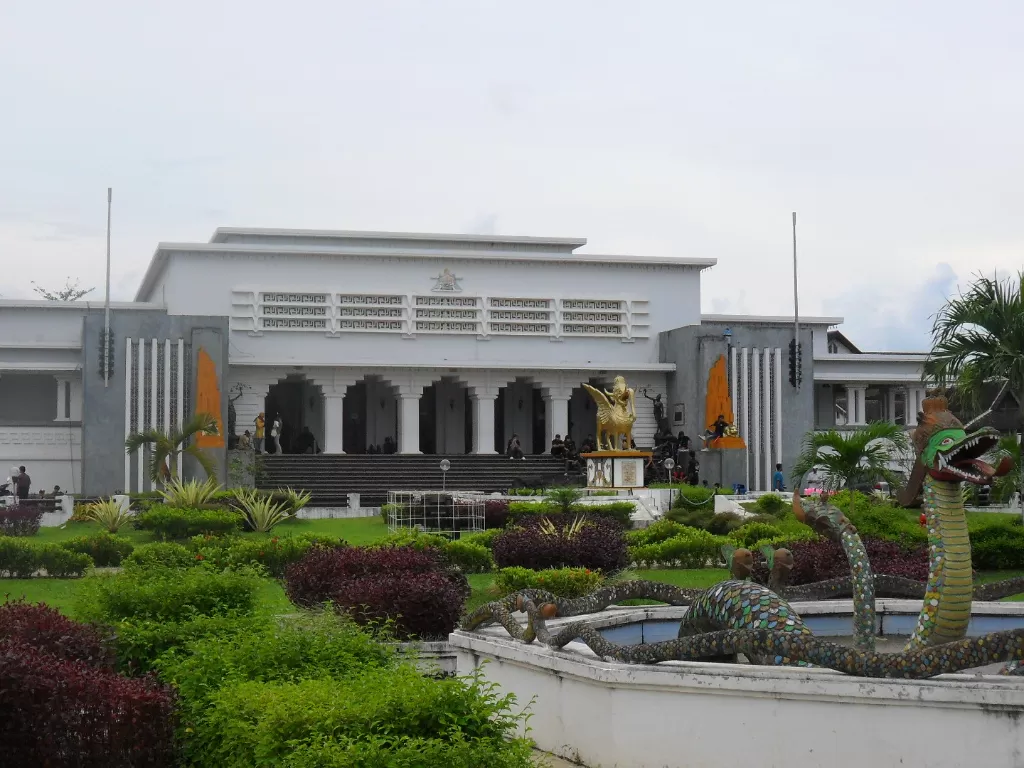 Kedaton lama Kesultanan Kutai Kertanegara (Kedaton Putih) yang sekarang menjadi Museum Mulawarman. (Wikpedia).