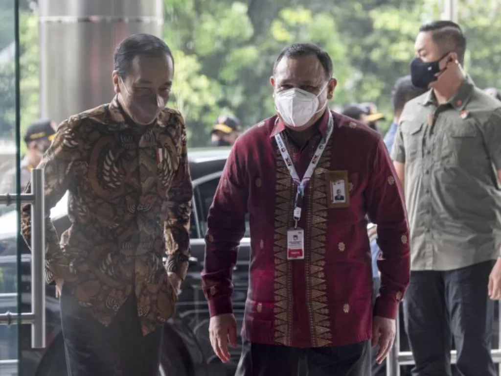 Presiden Joko Widodo dan Keta KPK Firli Bahuri. (ANTARA FOTO/Sigid Kurniawan)