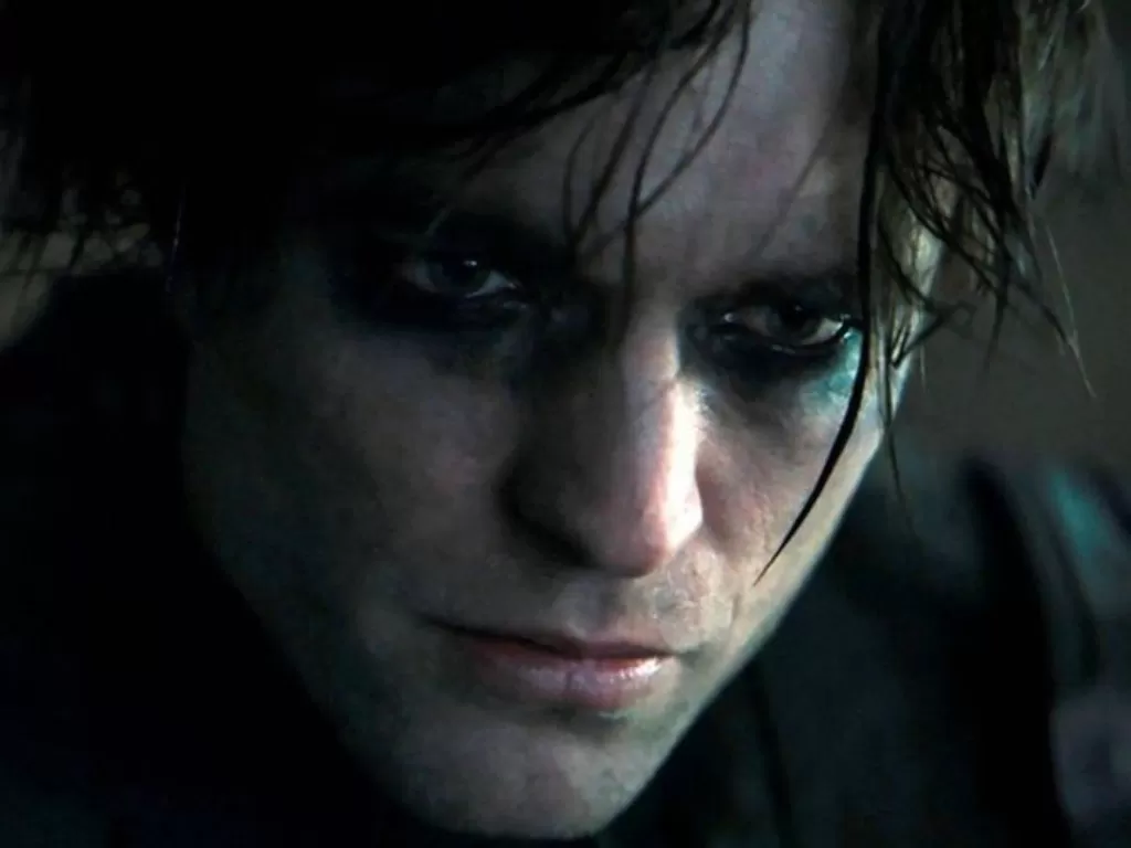 Robert Pattinson dengan riasan eyeliner bergaya emo di film The Batman (Youtube/Warner Bros)