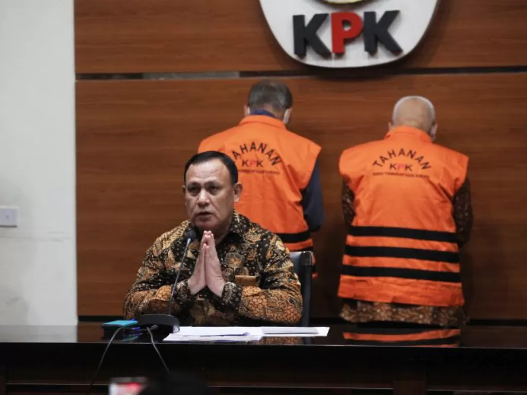 Ketua KPK Firli Bahuri mengumumkan penahanan tersangka mantan Wali Kota Banjar Herman Sutrisno ( kanan belakang) dan Direktur CV. Prima Rahmat Wardi. (ANTARA FOTO/Reno Esnir)