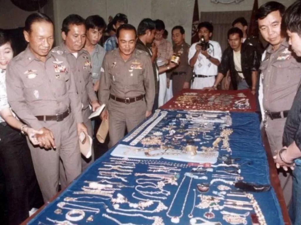 Penyitaan barang berharga milik Pangeran Faisal yang dicuri ART asal Thailand, Kriangkrai. (Istimewa)