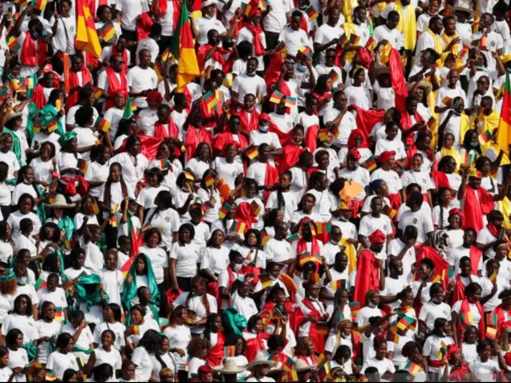 Ilustrasi - Fans berada di dalam stadion selama pertandingan Piala Afrika pada pertandingan Grup A Kamerun vs Burkina Faso di Stadion Olembe, Yaounde, Kamerun, Minggu (9/1/2022). ANTARA FOTO/REUTERS/Mohamed Abd El Ghany/rwa/sad.