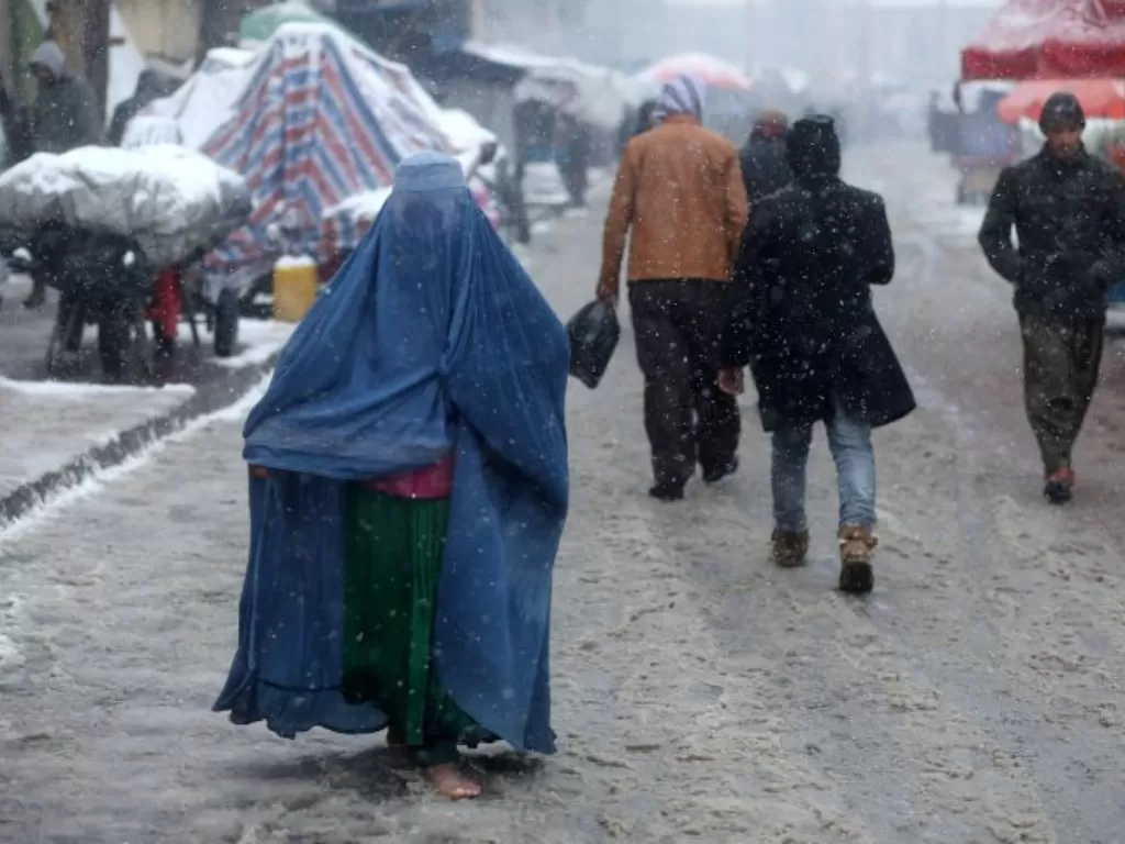 Seorang perempuan berjalan di Kota Kabul, Afghanistan. (REUTERS Ali Khara)