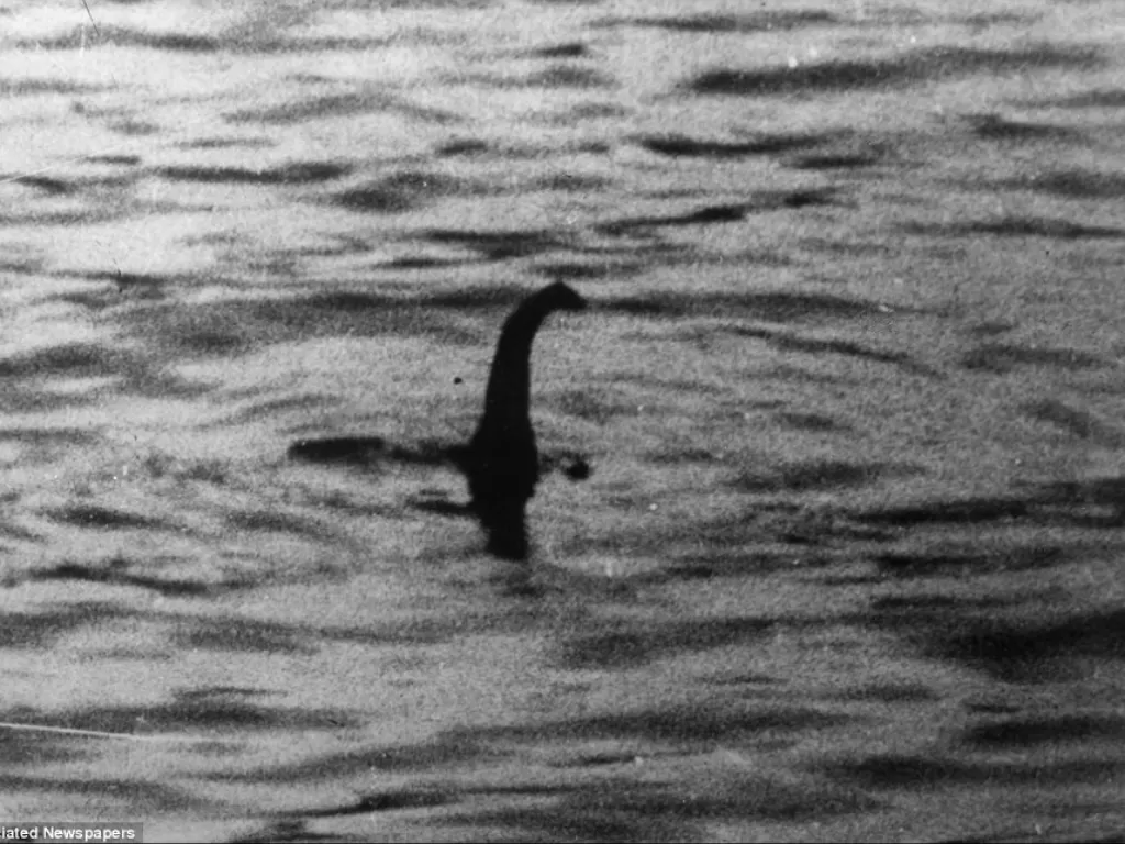 Sosok makhluk yang diduga Monster Loch Ness. (Photo/Mirror)