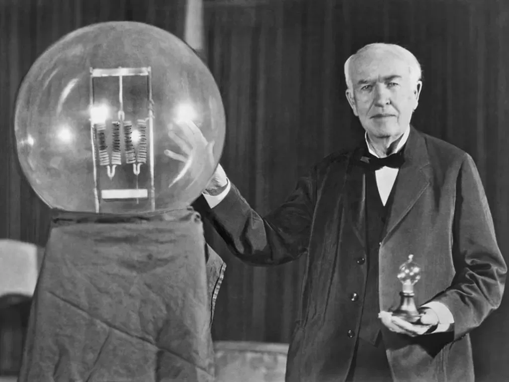 Thomas Alva Edison dan temuan bola lampu pijarnya (Underwood Archive via ThoughtCo)