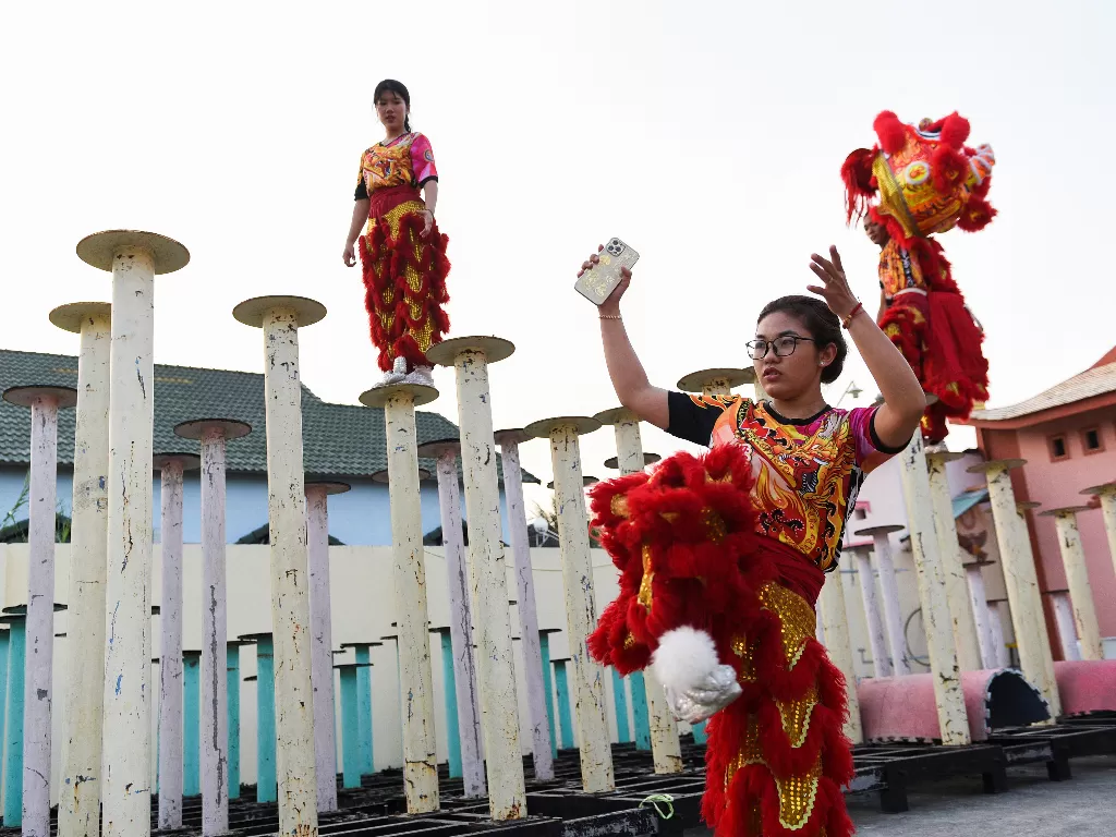 Le Yen Quyen sedang latihan untuk menyambut perayaan Imlek di Vietnam (bawah). (REUTERS / Stringer)