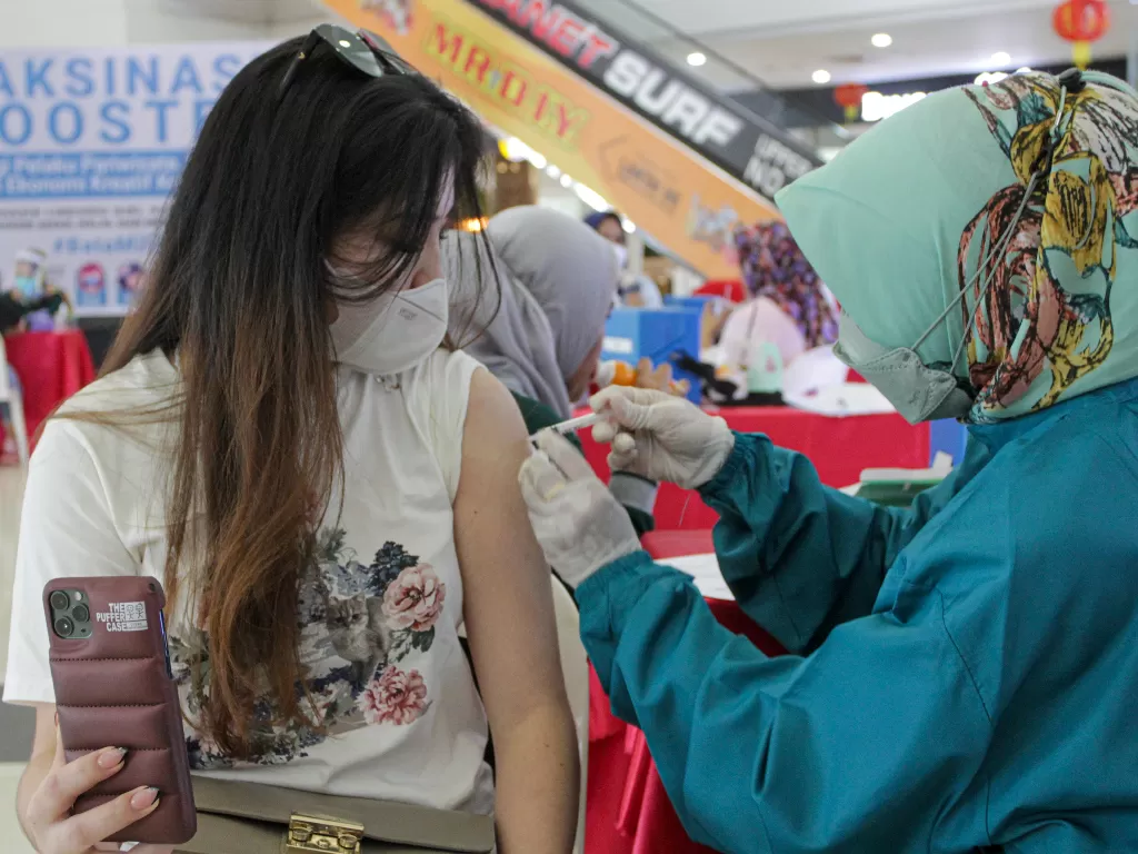 Petugas kesehatan menyuntikan vaksin COVID-19 dosis ketiga atau booster kepada seorang pelaku pariwisata di Batam , Kepulauan Riau, kamis (27/1/2022). (ANTARAFOTO/eguh Prihatna/wsj)