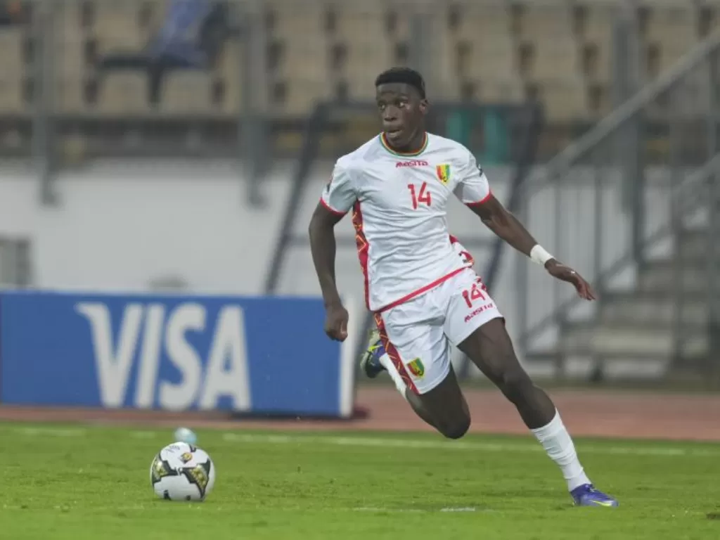  Ilaix Moriba saat membela Guinea menghadapi Zimbabwe dalam Piala Afrika 2021 di Ahmadou Ahidjo Stadium pada 18 Januari 2022. (ANTARA/Ulrik Pedersen via Reuters Conne/Ulrik Pedersen)