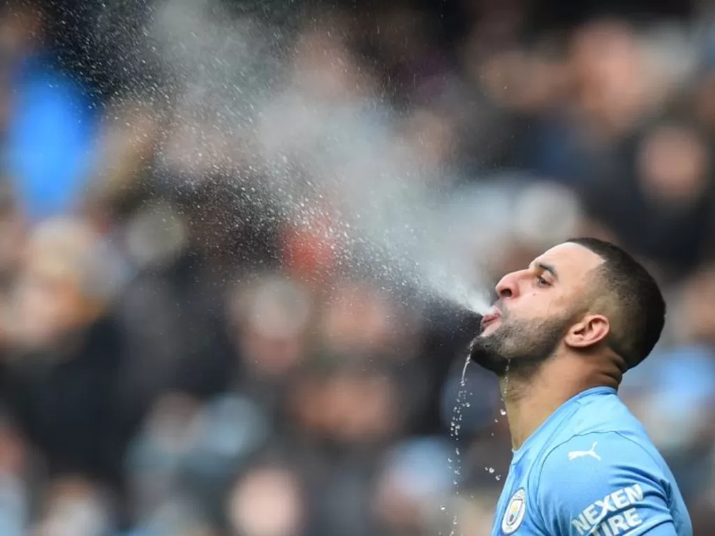 Pemain Manchester City Kyle Walker memuntahkan air saat   pertandingan Manchester City vs Chelsea di Stadion   Etihad, Manchester, Inggris, 15 Januari 2022. (ANTARA/REUTERS/PETER POWELL)
