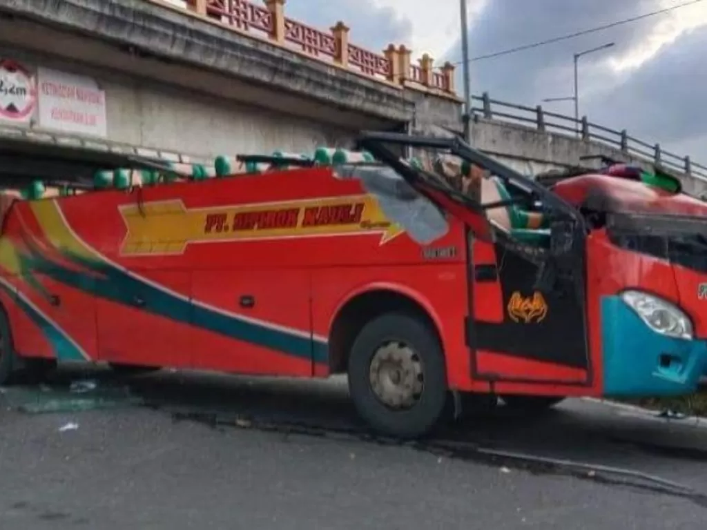 Bus yang membawa penumpang dari Medan menuju Jambi ringsek usai menabrak jembatan layang di Kota Padang Panjang pada Minggu pagi. (ANTARA/HO Polres Padang Panjang)