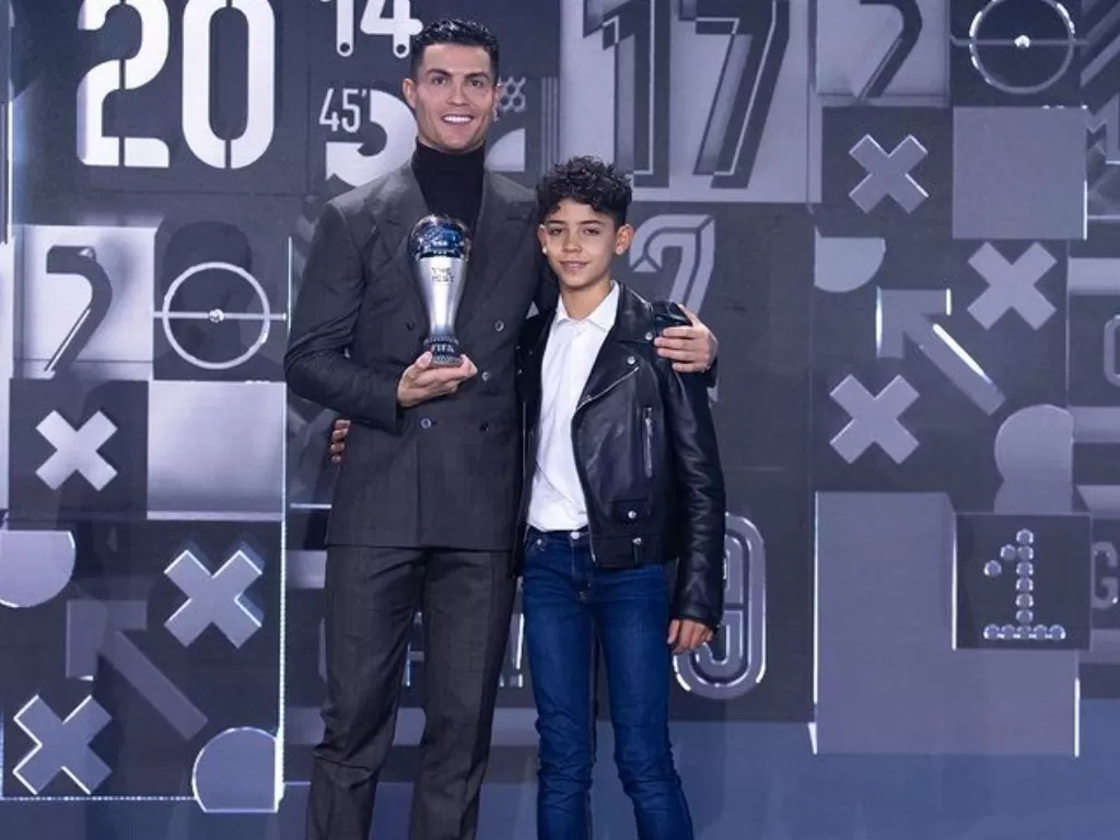 Cristiano Ronaldo dan putra sulungnya, Cristiano Ronaldo Junior. (Instagram/@georginagio)