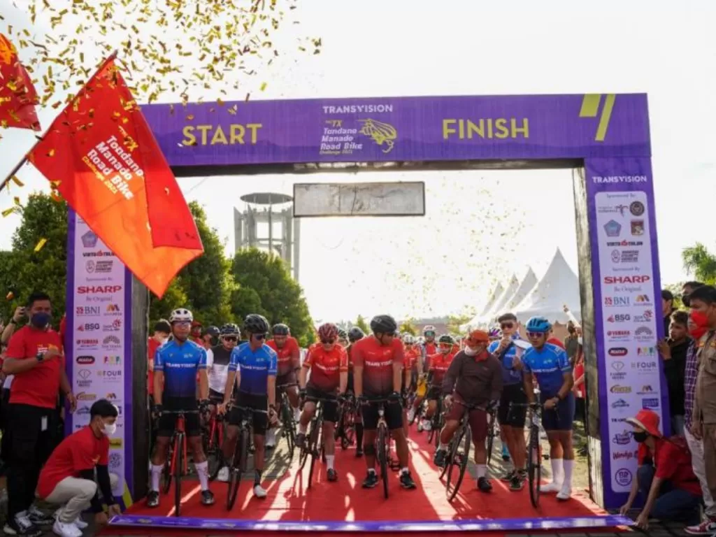 Para peserta The TX Tondano Manado Road Bike Challenge 2021 melakukan start dari Monumen Benteng Moraya, Tondano, Kabupaten Minahasa, Sabtu (29/1/2022). (HO/Transvision)