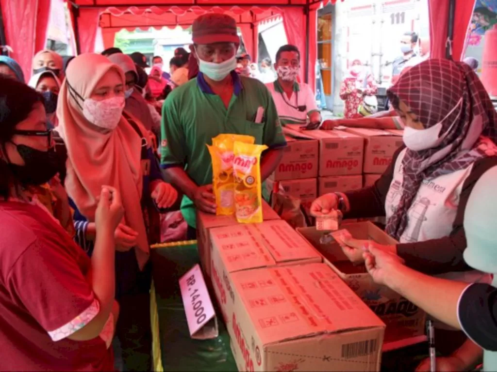 Warga mengantre untuk membeli minyak goreng murah Rp14 ribu per liter. (ANTARA FOTO/Syaiful Arif)