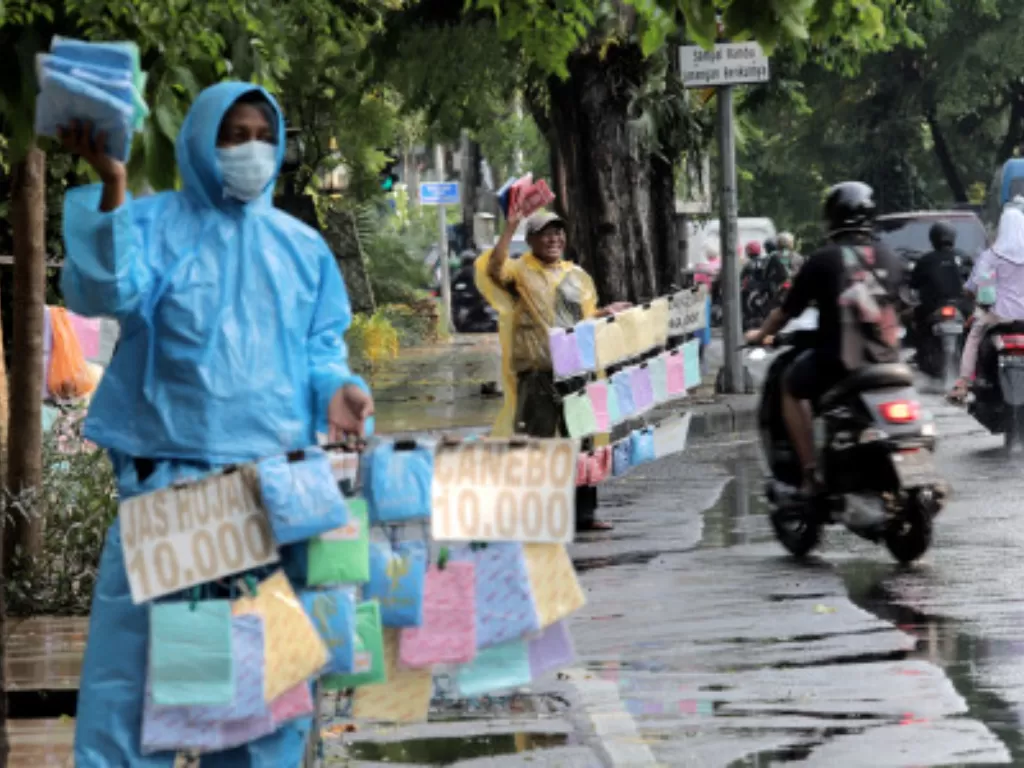 Ilustrasi penjual jas hujan di pinggir jalan. (ANTARA FOTO/Rizal Hanafi)