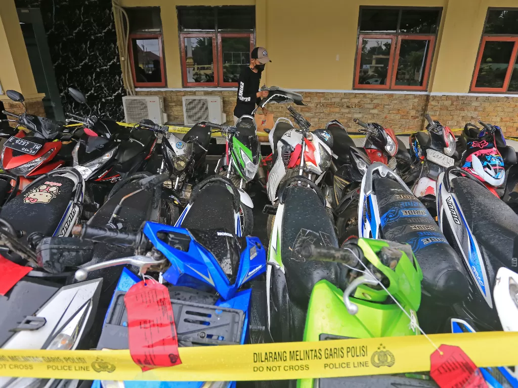 Petugas mengumpulkan barang bukti saat rilis kasus pencurian kendaraan bermotor (curanmor) di Polres Indramayu, Jawa Barat. (ANTARA FOTO/Dedhez Anggara)