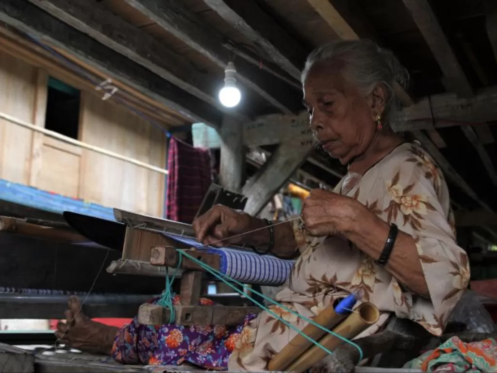 Perajin membuat tenunan khas Buton dengan alat tradisional di Kelurahan Sulaa, Kecamatan Betoambari, Baubau, Sulawesi Tenggara. (ANTARA FOTO/Jojon)