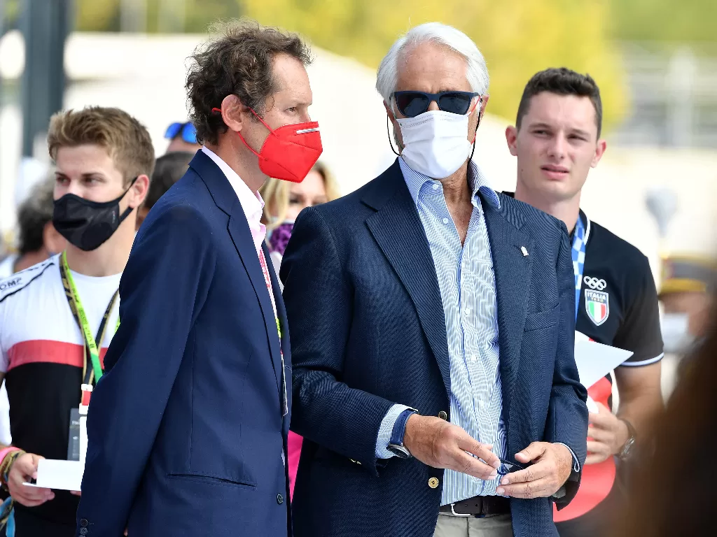 Presiden Komite Olimpiade Nasional (NOC) Italia, Giovanni Malago (masker putih). (REUTERS/Jennifer Lorenzini)