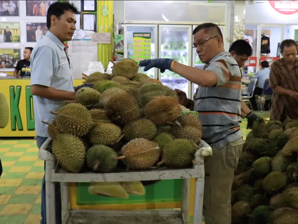Penjual durian manis legit di Medan (Jafriyal/IDZ Creators)