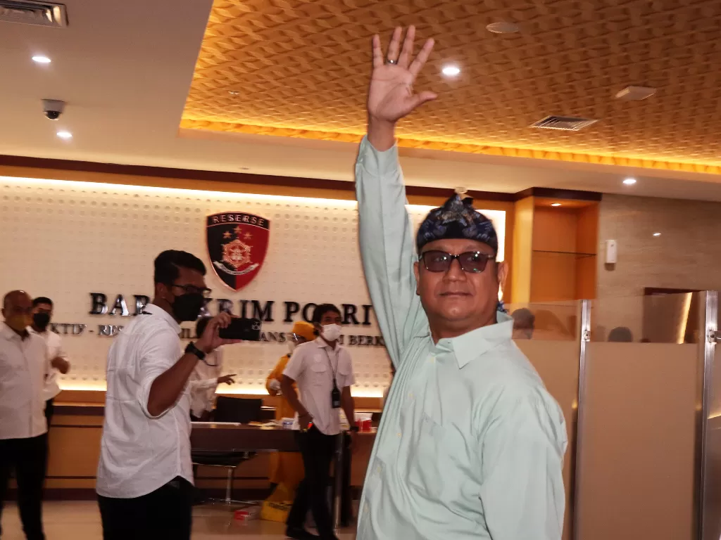 Pegiat media sosial, Edy Mulyadi melambaikan tangan saat tiba di Bareskrim Polri, Jakarta. (ANTARAFOTO/Adam Bariq)