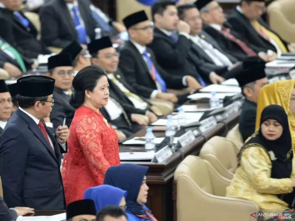  Anggota DPR RI periode 2019-2024 Puan Maharani (kedua kiri) tiba sebelum pelantikan di Ruang Rapat Paripurna, Kompleks Parlemen, Senayan, Jakarta, Selasa (1/10/2019). (ANTARA/M Risyal Hidayat)