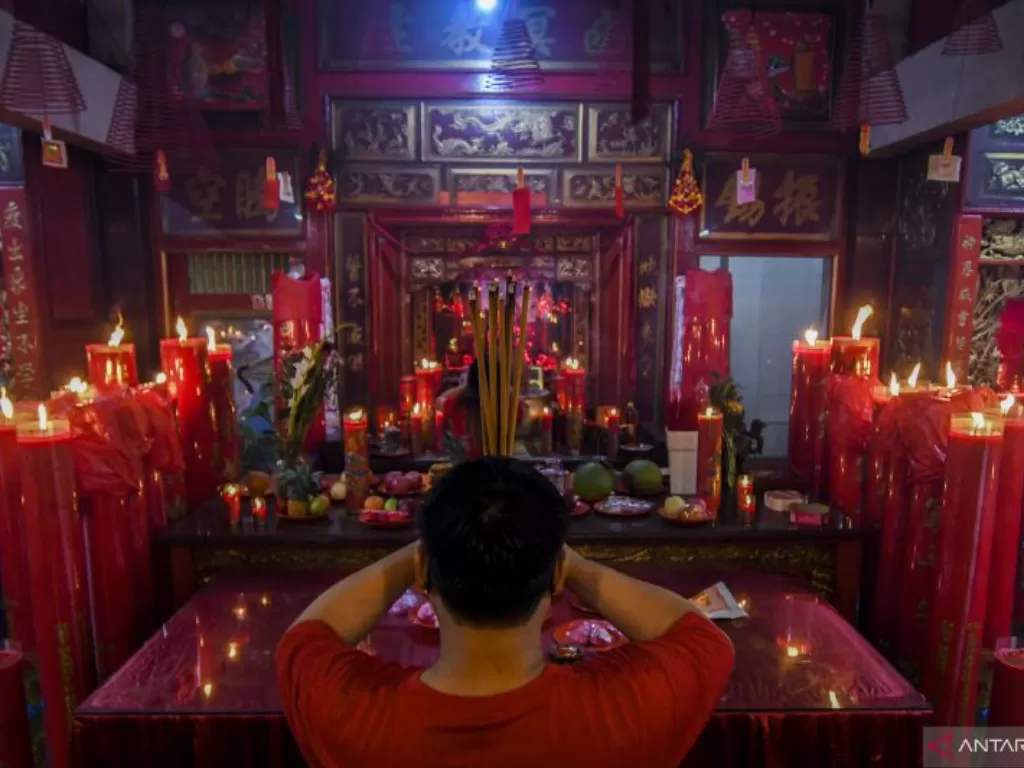 Warga keturunan Tionghoa melakukan ibadah Tahun Baru Imlek 2573 Kongzili di Wihara Dharma Bhakti, Petak Sembilan, Glodok, Jakarta. (ANTARA/GALIH PRADIPTA)