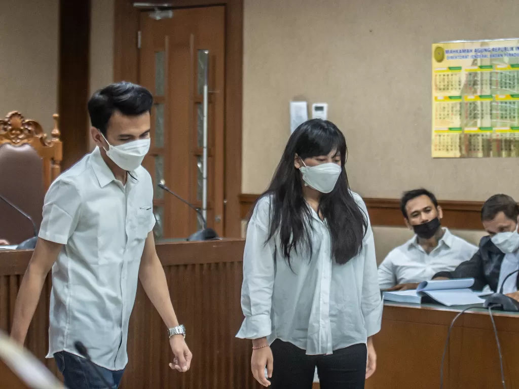 Saksi korban pengancaman Adam Deni (kiri) dan Saksi dari Jaksa Penuntut Umum Elsyana (kanan) mengikuti persidangan di Pengadilan Negeri Jakarta Pusat. (ANTARA FOTO/Muhammad Adimaja)